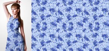 33144 Materiał ze wzorem niebieskie kwiaty (jeżówka) na niebieskim tle, z efektem akwareli